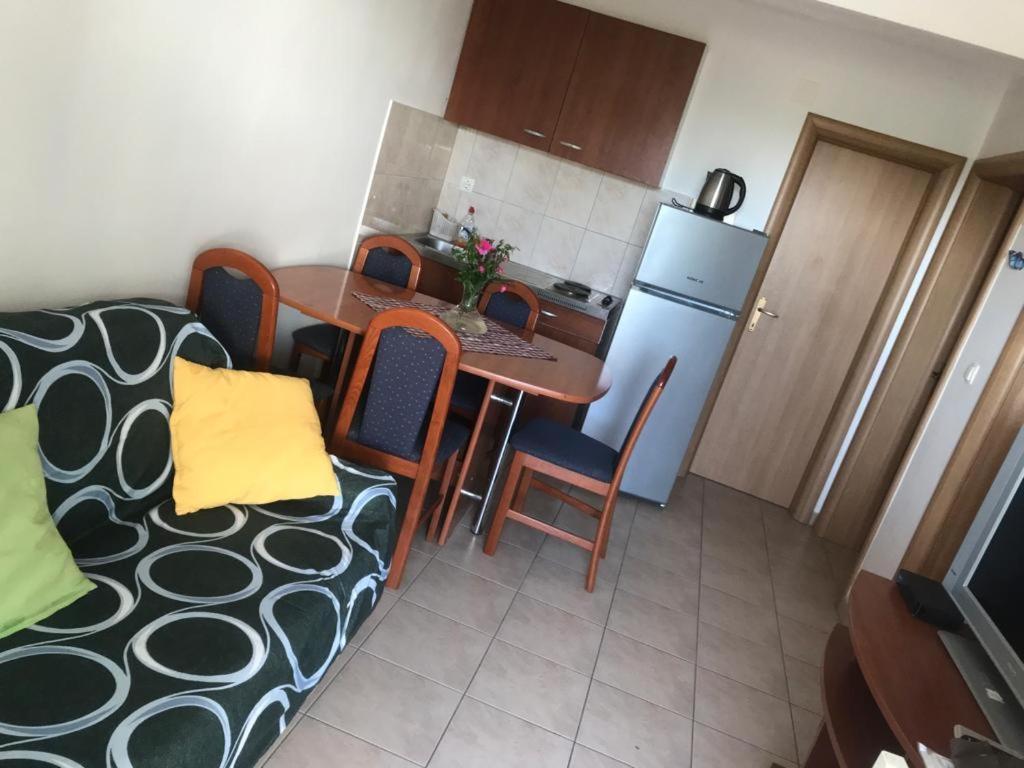 Apartments Iva Рогозница Экстерьер фото